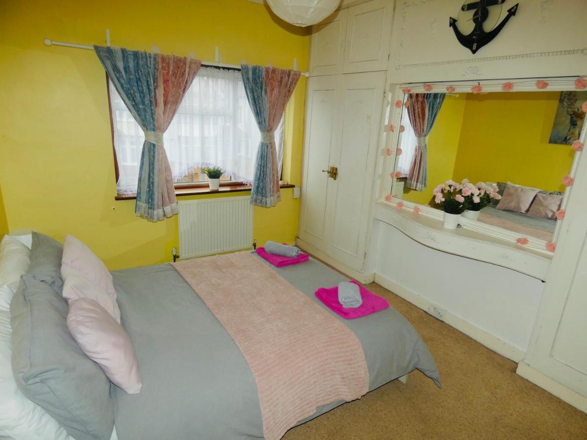 Spacious 3 Bed House With Parking & Good Transport South Norwood Екстер'єр фото